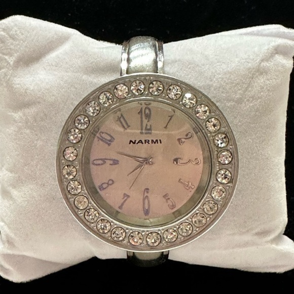 Vintage Women’s Fashion Watch - MINT CONDITION!! - Picture 1 of 3